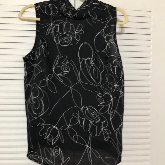 New sleeveless blouse - Picture 2 of 9